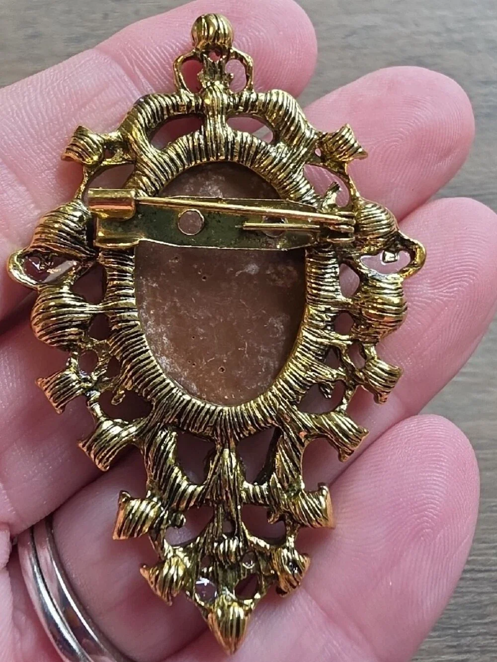 Vintage-Style Cameo Brooch – Gold Tone with Burgundy Accents